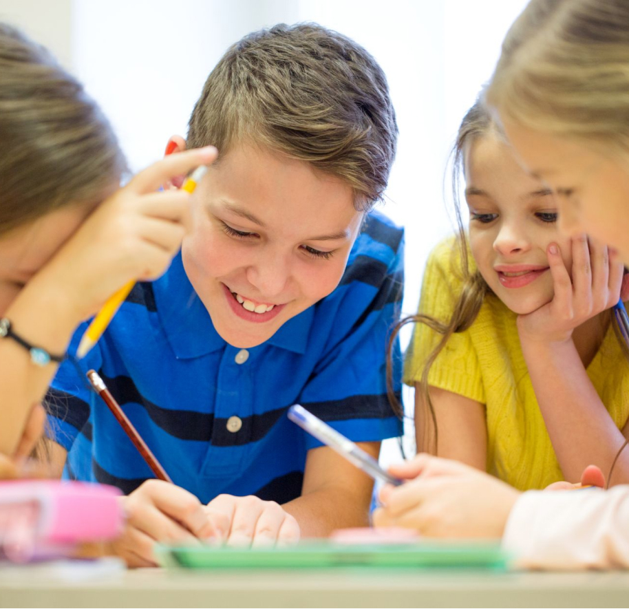 educacion-escuela-primaria-aprendizaje-concepto-personas-grupo-escolares-boligrafos-papeles-escribiendo-aula 1x1