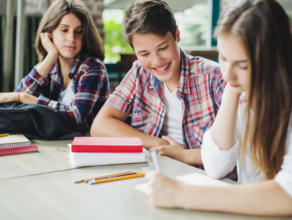 estudiantes-sentados-juntos-mesa 2