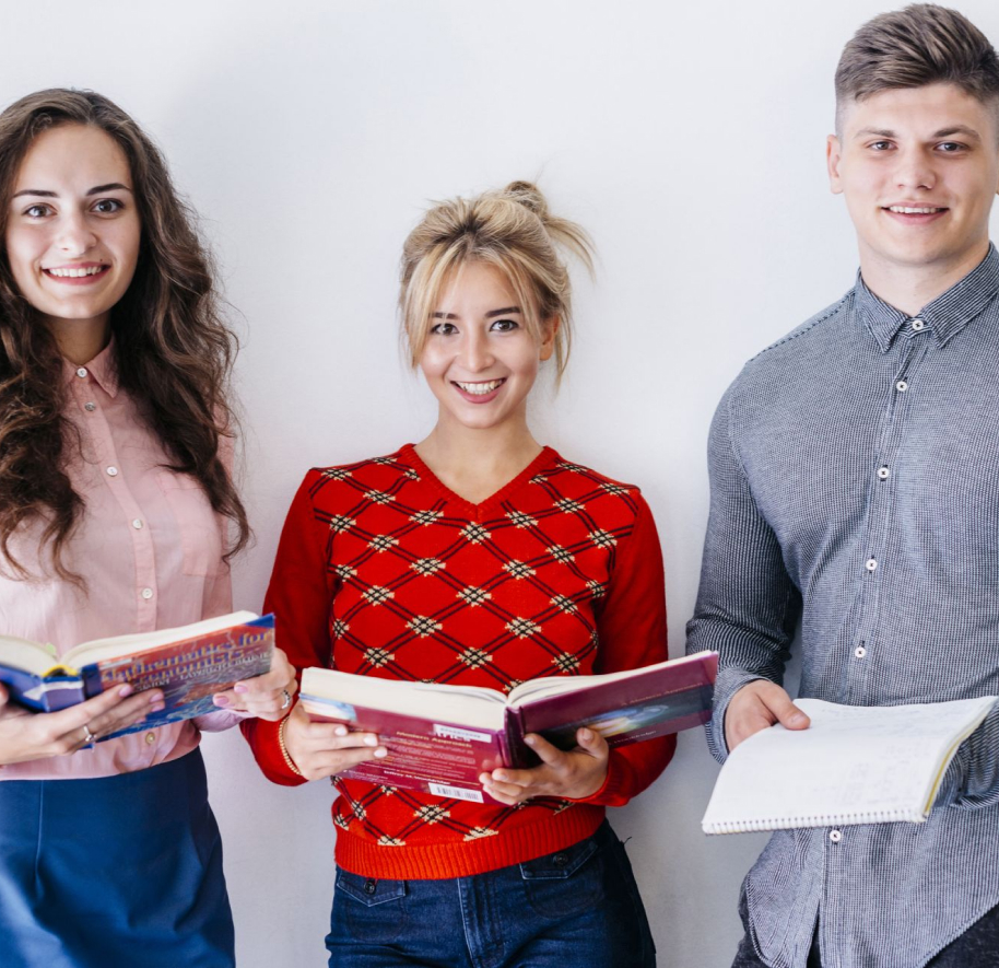 jovenes-pie-sosteniendo-libros-abiertos-estudio 1x1