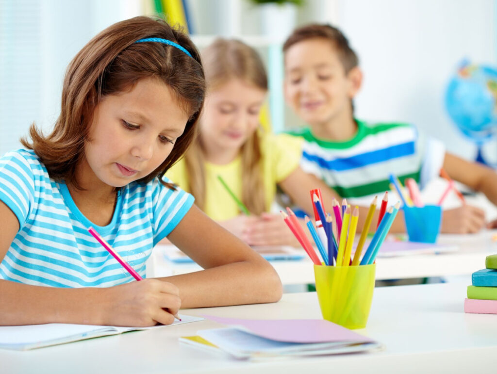 nina-escribiendo-algo-su-cuaderno 3